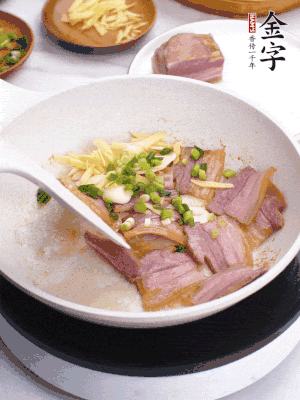 咸肉入鍋里煎至微金黃，下蔥姜蒜，撒幾顆花椒。