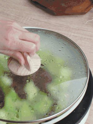 西葫蘆略出水時(shí)，加一小撮鹽調(diào)味。