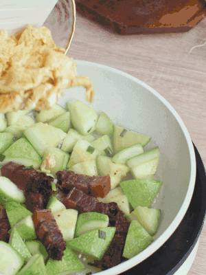 雞蛋一起翻炒。