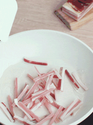 熱鍋涼油，下咸肉絲煸至出油。