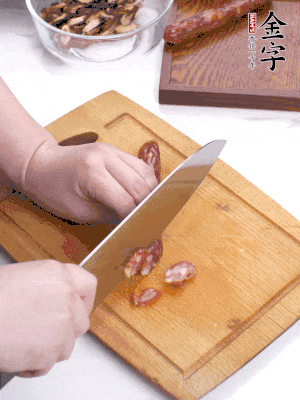 干香菇泡發(fā)切片，金字香腸切片，春筍切大粒。