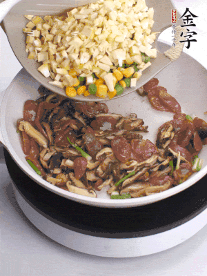 鍋里熱油，爆香蔥白，下香腸片炒至微微出油，加時(shí)蔬粒、香菇粒、春筍粒翻炒均勻。