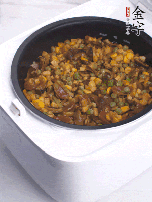 電飯煲按煮飯鍵，出鍋撒蔥花。