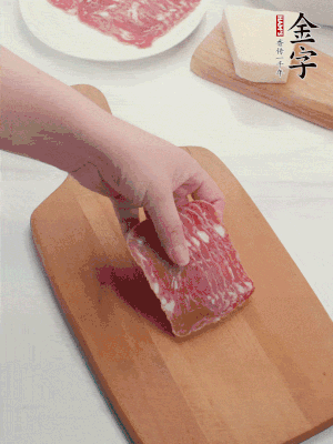 金字培根火腿改刀切小片；白洋蔥切??；新鮮豌豆剝殼。