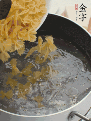 蝴蝶面加橄欖油煮熟；豌豆焯水30秒。