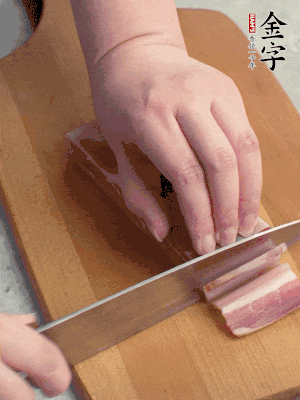 百合切去頭尾，分開洗凈;咸肉切薄片。