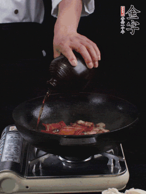 再下火腿片，淋少許黃酒添香。