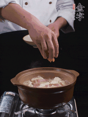 下蝦仁干，煮5分鐘。撒蒜葉，煮1分鐘。