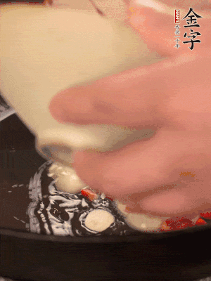 豬油潤鍋，下辣椒、大蒜、火腿片煸香。