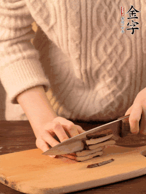 金字淡咸肉、香干分別切丁。