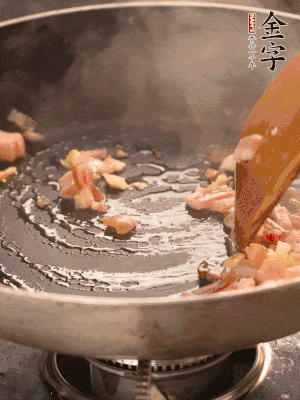 熱油爆香大蒜粒，煸香咸肉丁，淋一勺黃酒調(diào)味。