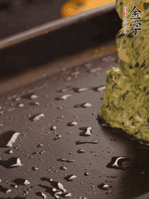 熱鍋擦一下油，下面糊攤平。