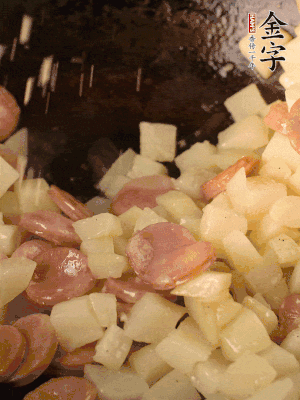 再放烤腸片煎熟。撒點(diǎn)鹽、孜然粉、辣椒面。