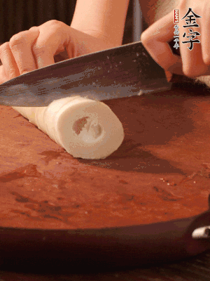 春筍去殼切滾刀塊，焯水備用。