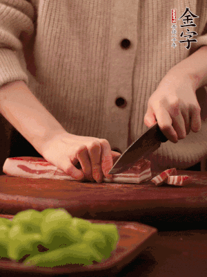 金字淡咸肉切片，冷水入鍋，加姜片、料酒略焯水。同步，五花肉切塊焯水。