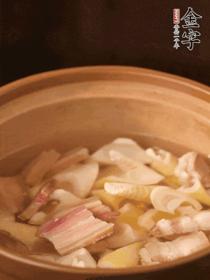 春筍、咸肉、咸肉一起入砂鍋，加姜片、料酒、清水大火煮沸到湯色變白。轉(zhuǎn)小火慢篤半小時(shí)。