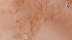 糯米粉中加入溫水，反復(fù)揉成團(tuán)。