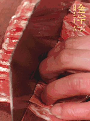 金字蒸炒火腿對半改刀。