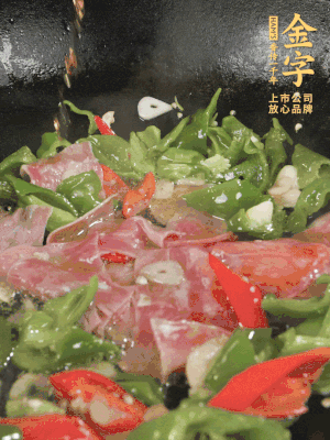 再下蒸炒火腿煸炒，加少許白糖提鮮。