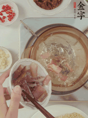 魷魚熱水下鍋，焯水備用。