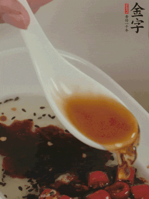 再加2勺生抽、1勺香醋攪拌。