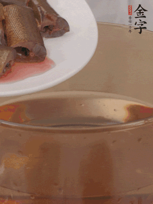 處理干凈的黃鱔段，加姜片、料酒沸水下鍋焯水。撈出用涼水沖洗干凈。