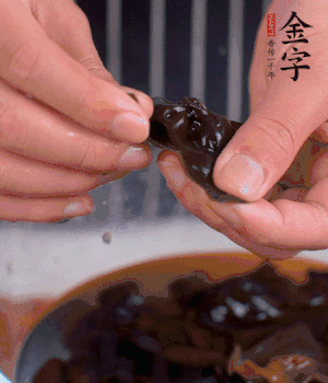 木耳冷水泡發(fā)，處理成小塊。（如果是小木耳就不用切了）