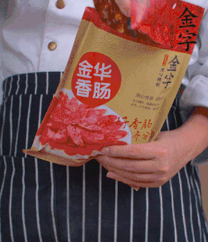 香腸切成斜片，小米辣切成斜片。