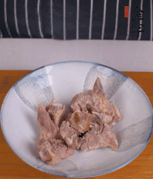 排骨加1勺黃酒、1勺蠔油、1勺玉米淀粉、1/4勺胡椒粉腌制半小時(shí)。