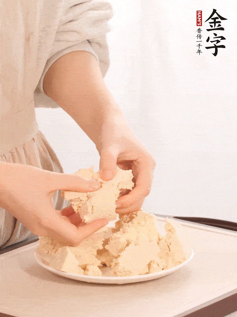 老豆腐用手掰成塊。