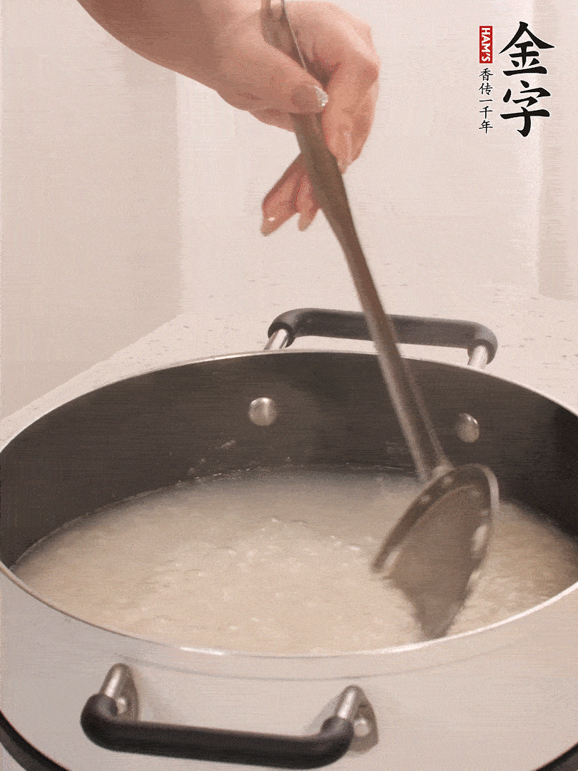 香菇、土豆、胡蘿卜、金字土香腸切小塊。