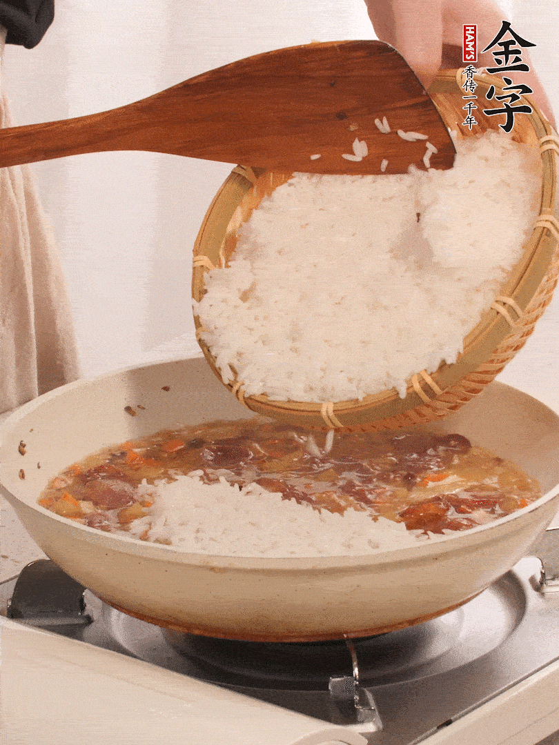 熱鍋燒油，香腸煸出油，加姜片去腥，加土豆、胡蘿卜、香菇翻炒到半熟，隨后加豆角、2小勺鹽、1大勺生抽，煸炒均勻。