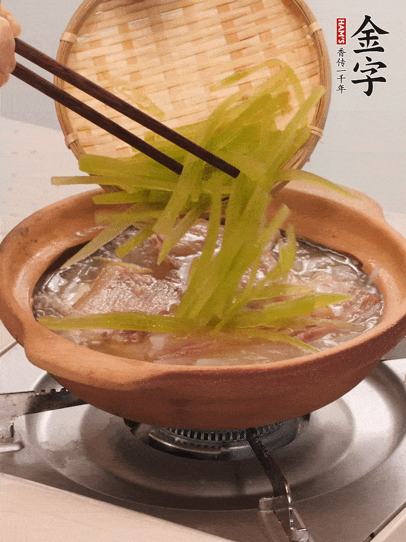 放入白蘿卜絲繼續(xù)炒軟炒至透明狀。