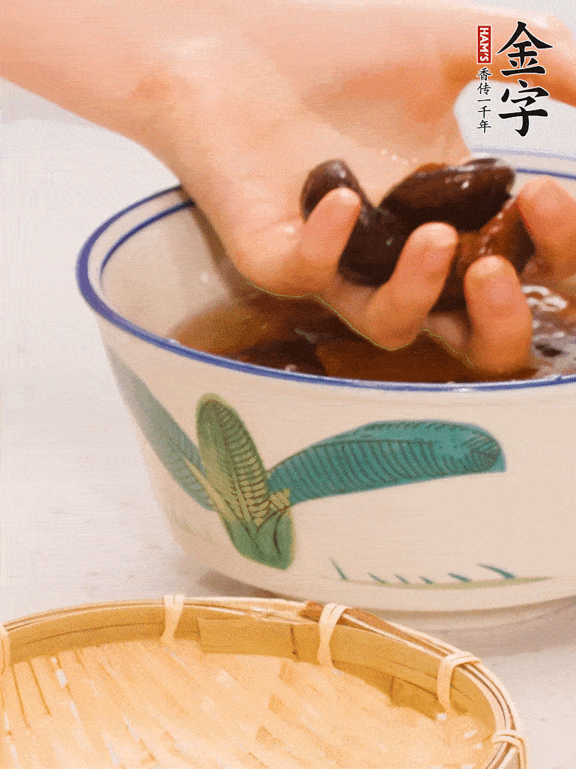 干香菇提前泡發(fā)切片，泡香菇水留著備用。