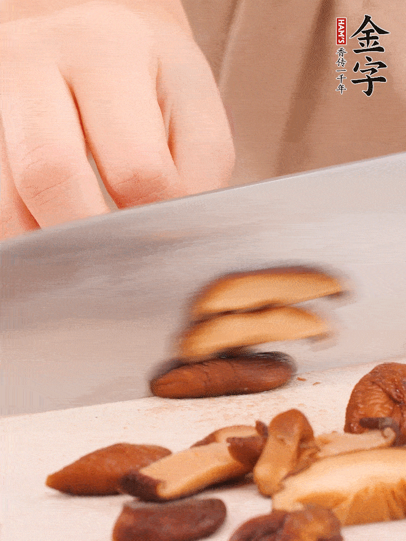 干香菇泡發(fā)，切成小塊。