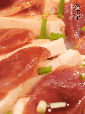 調(diào)一個醬汁：2勺生抽、1勺蠔油、半勺白糖、1勺淀粉、半碗清水調(diào)成料汁燒開