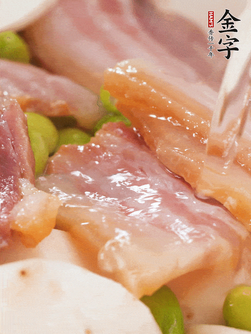 倒入芋艿、熟毛豆，翻炒均勻，加1小碗水煮開