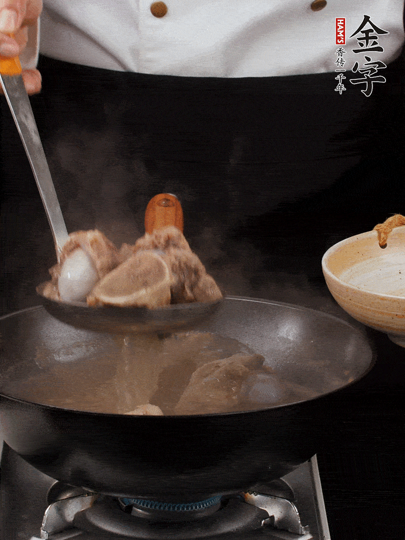 大筒骨清水浸泡30分鐘，中途換水2-3次。冷水下鍋，加姜片、料酒焯水，撇去浮沫。