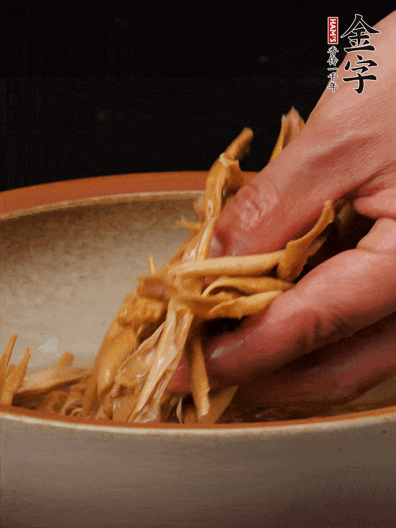 農(nóng)家土筍尖提前泡軟，用刀劃成細(xì)絲，這樣會(huì)更加入味。