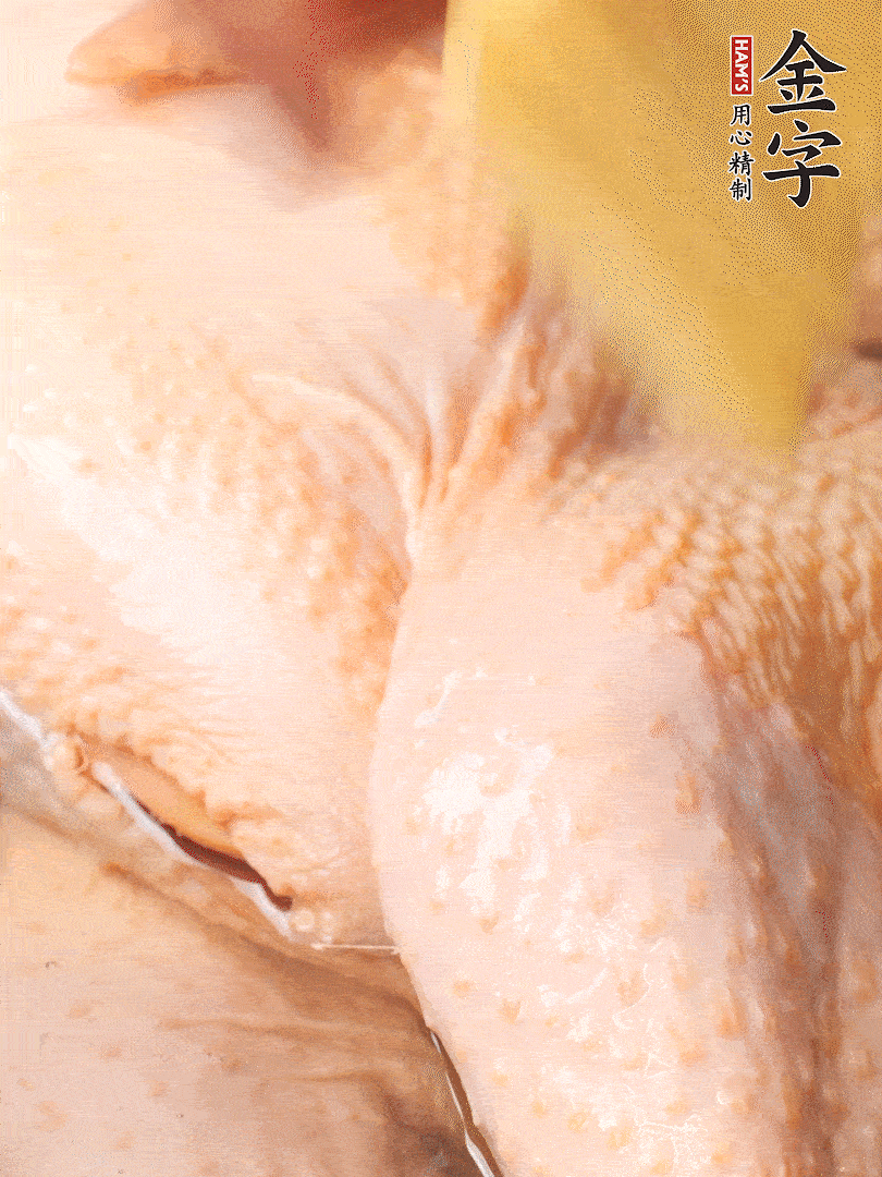 老母雞去頭去尾，斬去雞爪。冷水入鍋，加料酒、蔥姜焯水，煮出浮沫后撈出，用清水洗凈