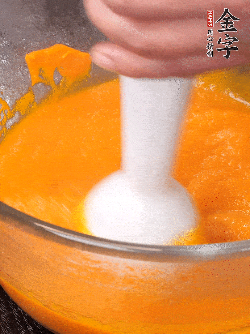 300g南瓜，去皮去瓤切滾刀塊，大火蒸8分鐘，料理機(jī)打成泥，篩網(wǎng)過(guò)篩成泥