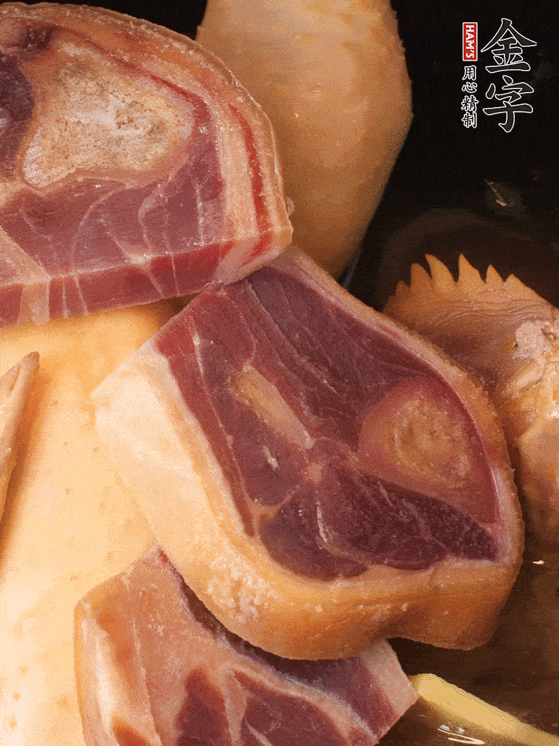 火踵、老母雞加蔥、姜、料酒、清水，大火燒開后轉(zhuǎn)小火，燉1小時(shí)