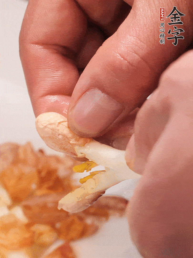 花生芽切段。開水焯水1分鐘，去掉頂部的花生皮