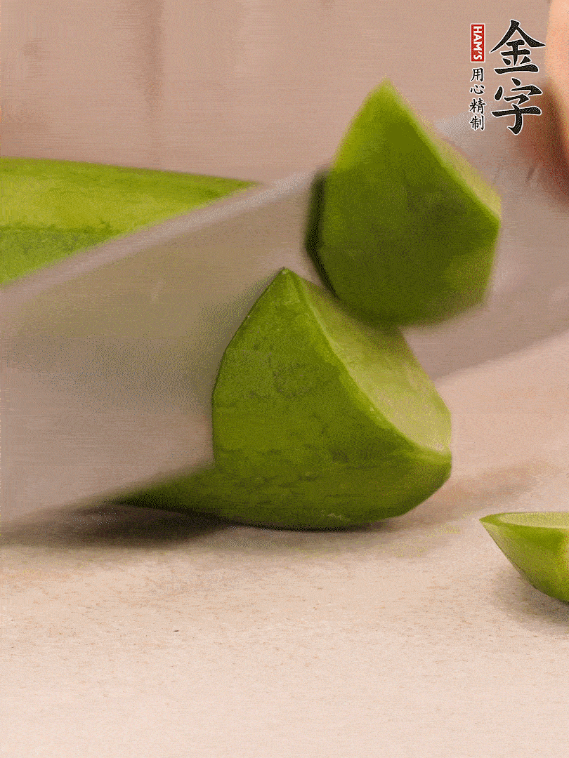 青、紅蘿卜洗凈，去皮切大塊