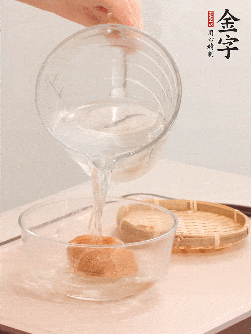 猴頭菇至少泡發(fā)半小時，將浸泡后的黃水?dāng)D干；