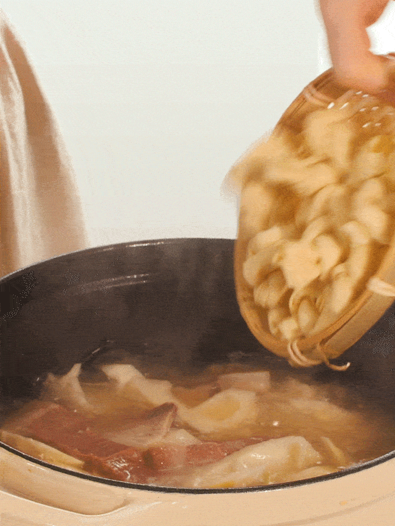 最后放入百葉結。萵筍小火慢篤10分鐘