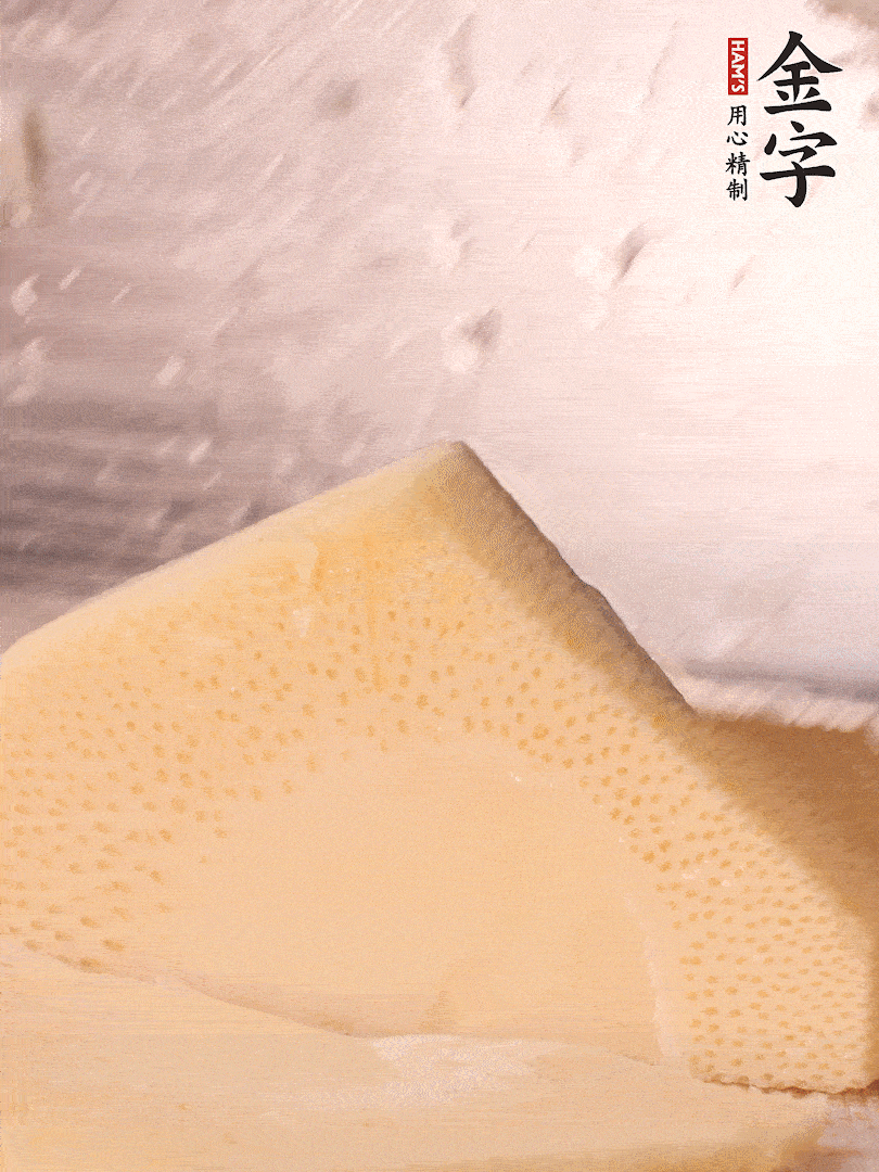 冬筍處理干凈，切滾刀塊，開水焯燙去除澀味