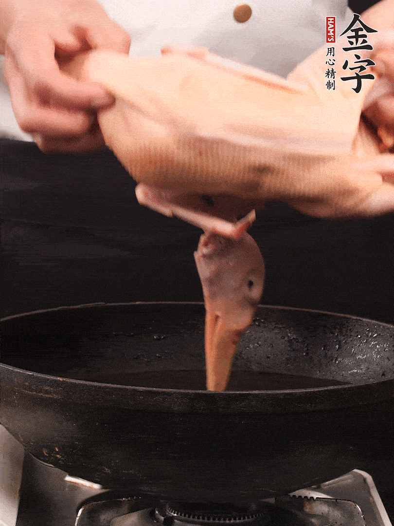 處理干凈的老鴨1只，黃酒小半碗，姜幾片，一起放入冷水，煮沸焯水3分鐘，去除血沫