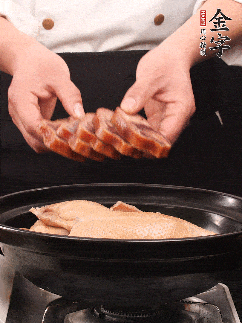 老鴨、金字火腿蹄片、筍干、姜片、蔥結(jié)，清水沒過鴨身2cm，加黃酒小半碗