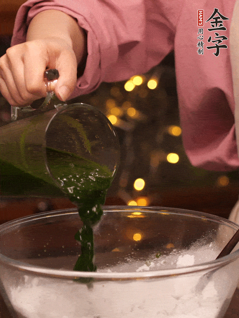 清明粿粉，分次加艾草泥，加點(diǎn)油揉2分鐘